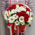 Цветы в сумочке с красной розой