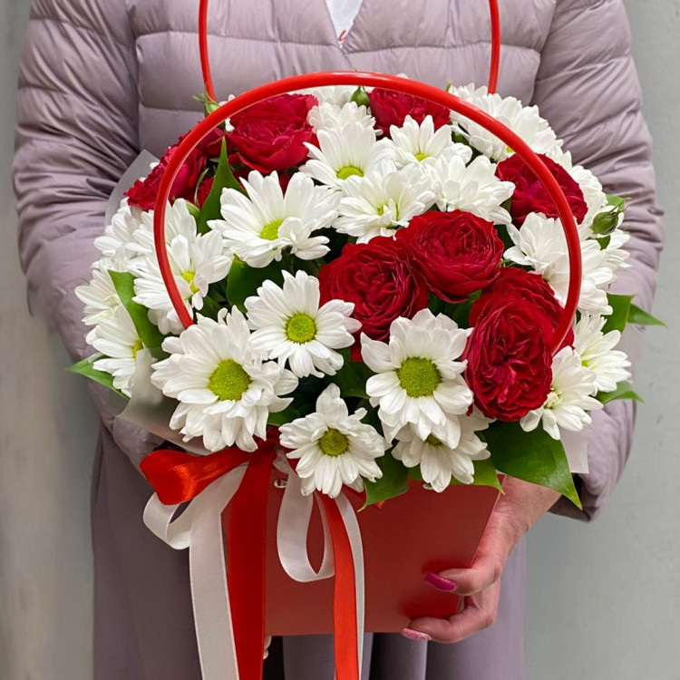 Цветы в сумочке с красной розой