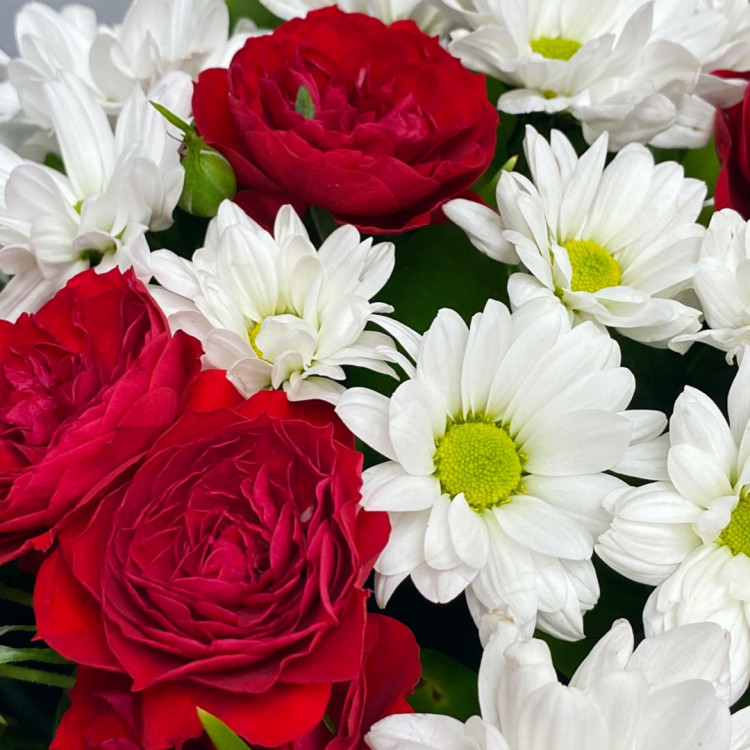 Цветы в сумочке с красной розой