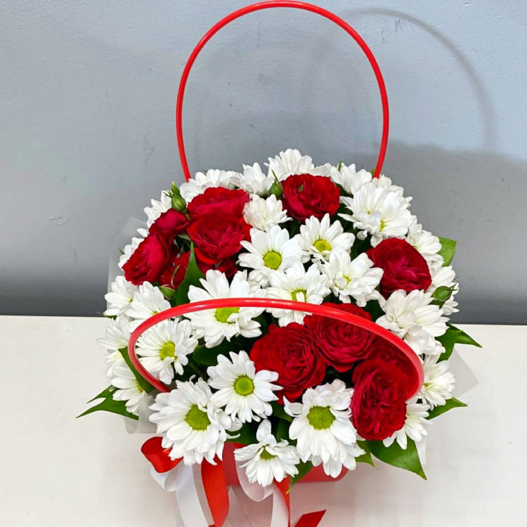 Цветы в сумочке с красной розой