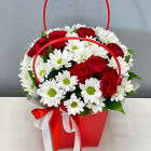 Цветы в сумочке с красной розой