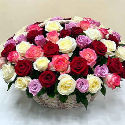 Корзина из 101 разноцветной розы
