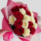 Букет из 17 красных и белых роз