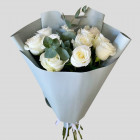 Букет из 11 белых роз с эвкалиптом