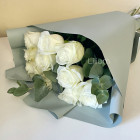 Букет из 11 белых роз с эвкалиптом