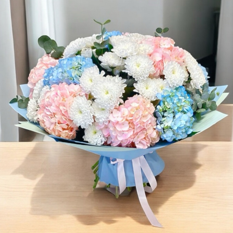 Букет большой из гортензий и хризантем