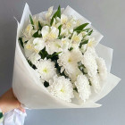 Белый букет из альстромерий и хризантем Белый букет из альстромерий и хризантем