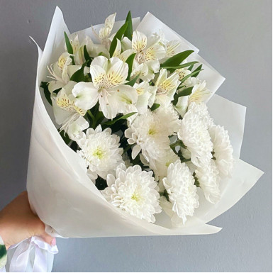 Белый букет из альстромерий и хризантем