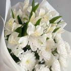 Белый букет из альстромерий и хризантем Белый букет из альстромерий и хризантем