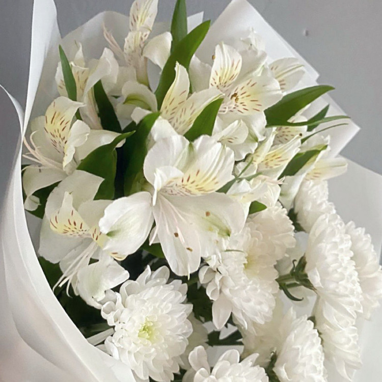 Белый букет из альстромерий и хризантем Белый букет из альстромерий и хризантем