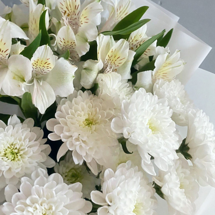 Белый букет из альстромерий и хризантем Белый букет из альстромерий и хризантем