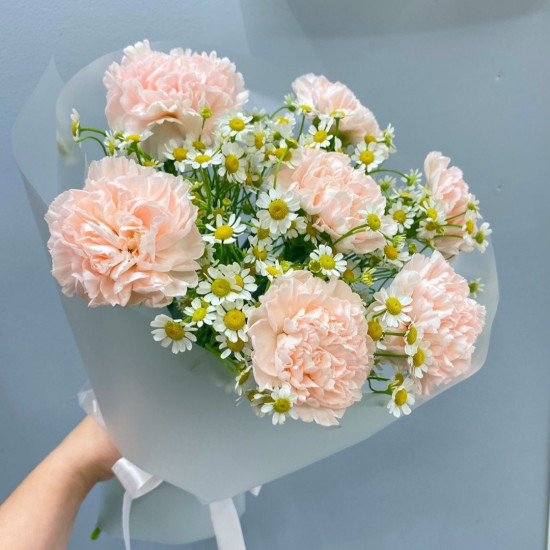 Букет цветов с гвоздикой и ромашкой Букет цветов с гвоздикой и ромашкой