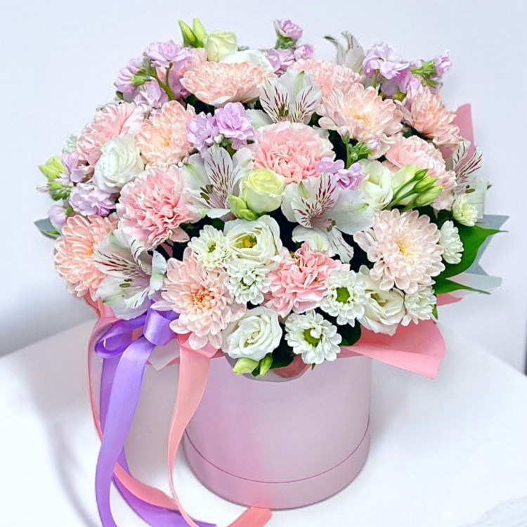 Цветы в коробке "Утренний свет" с диантусом 