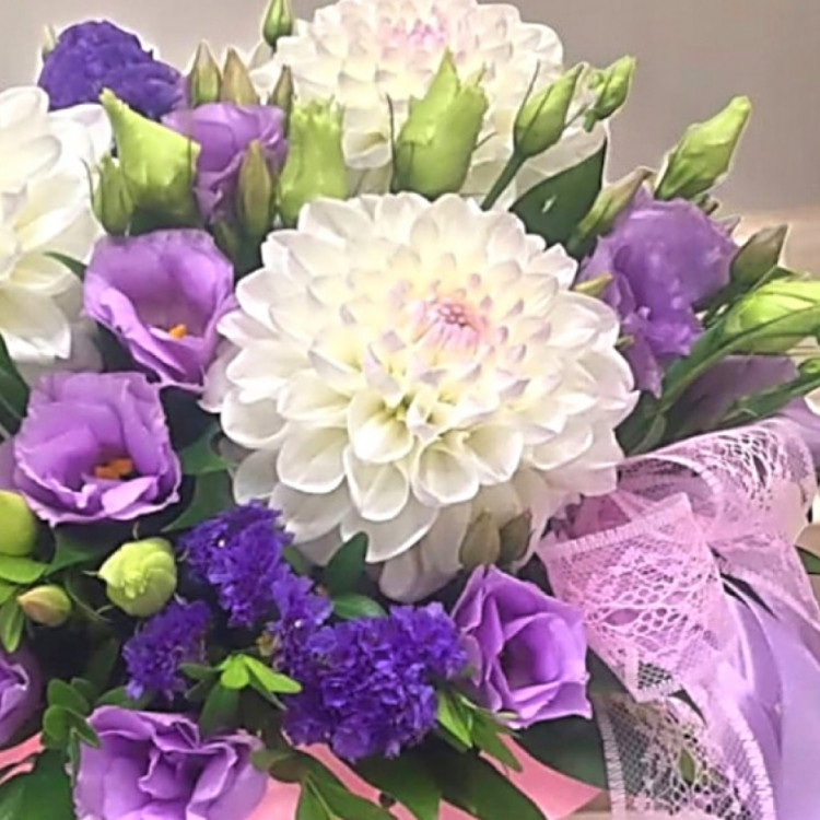 Цветы в коробке "Черничное бизе"