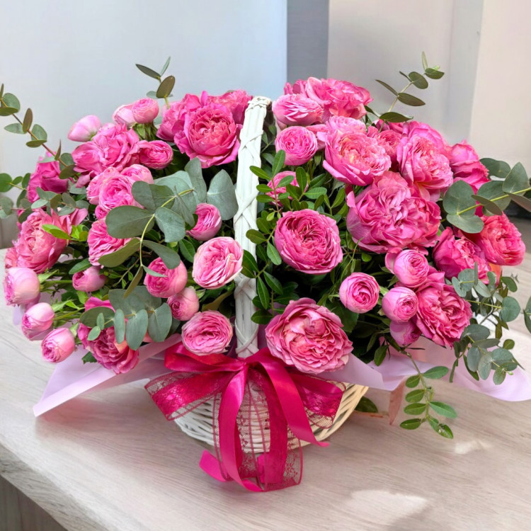 Корзина пионовых роз 