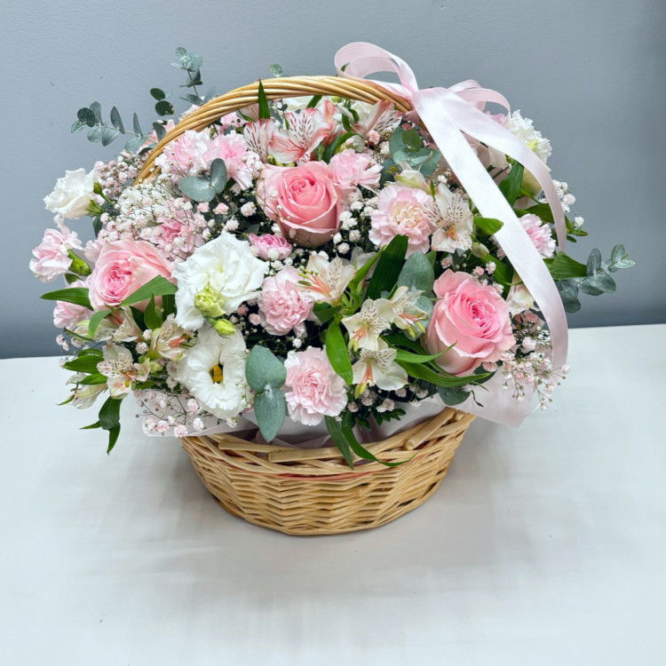 Корзина из розовых цветов 