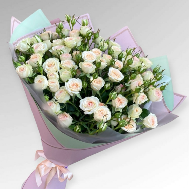 Букет из 13 кустовых роз 