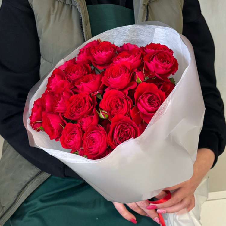 Букет из 7 красных кустовых роз