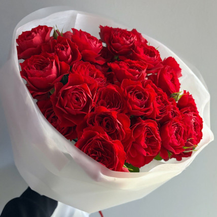 Букет из 7 красных кустовых роз Букет из 7 красных кустовых роз