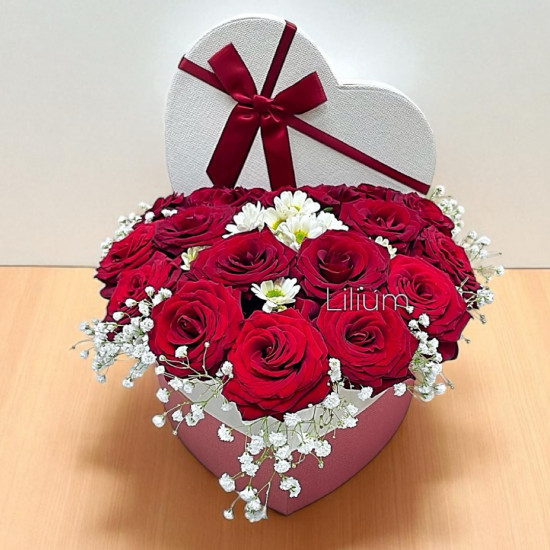 Сердце из красных роз