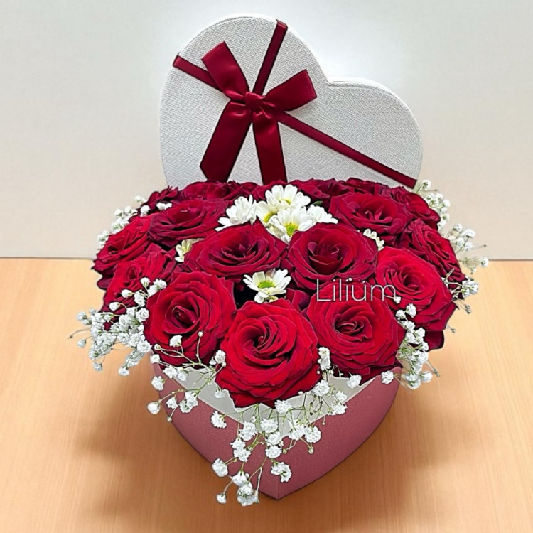 Сердце из красных роз