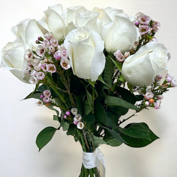 Букет из 9 белых роз с хамелацумом