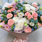 Букет цветов из кустовых роз и синих цветочков