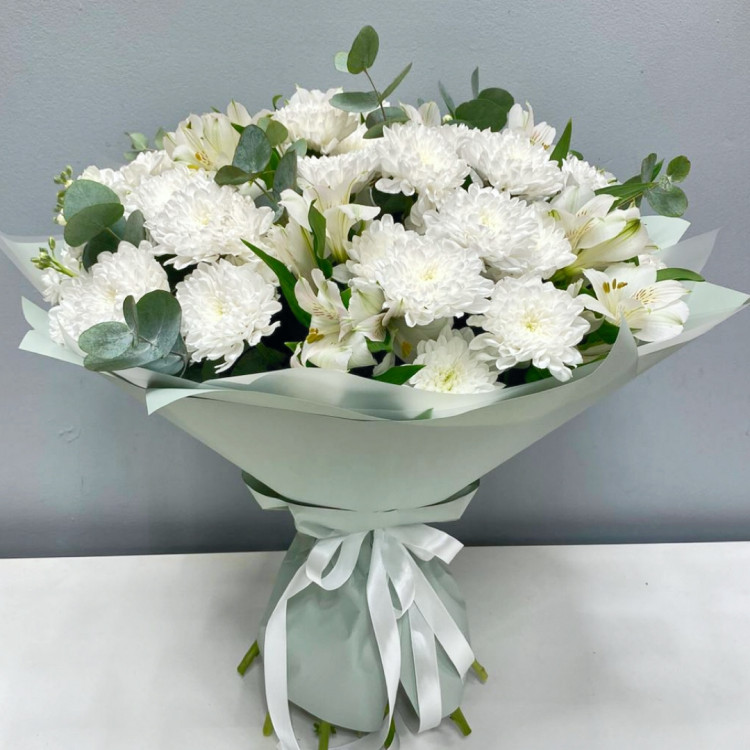 Букет белых цветов из альстромерий и хризантем