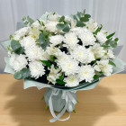 Букет белых цветов из альстромерий и хризантем