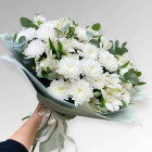 Букет белых цветов из альстромерий и хризантем