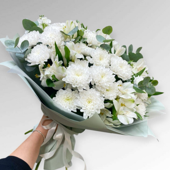Букет белых цветов из альстромерий и хризантем