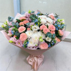 Букет цветов из кустовых роз и синих цветочков