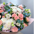 Букет цветов из кустовых роз и синих цветочков