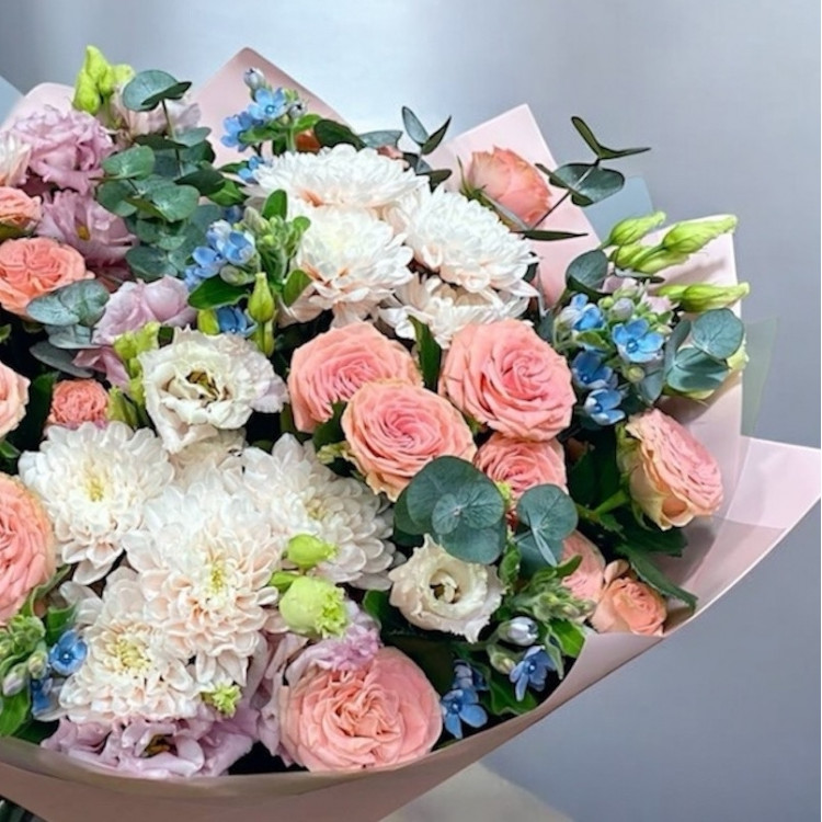 Букет цветов из кустовых роз и синих цветочков