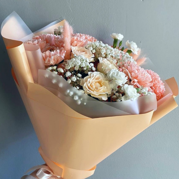 Букет "Персиковый этюд" с хризантемой и гвоздикой Букет "Персиковый этюд" с хризантемой и гвоздикой