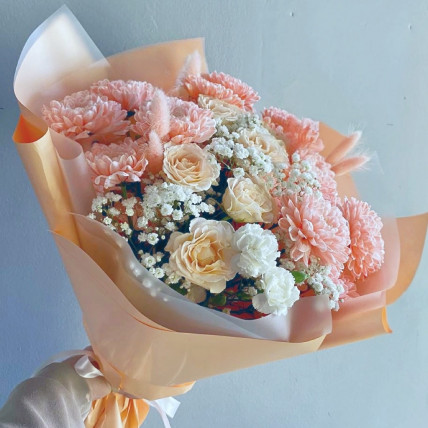 Букет "Персиковый этюд" с хризантемой и гвоздикой Букет "Персиковый этюд" с хризантемой и гвоздикой