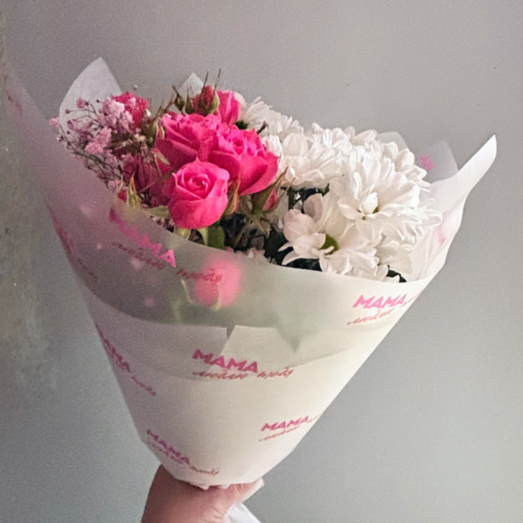  Недорогой букет для мамы с кустовой розой