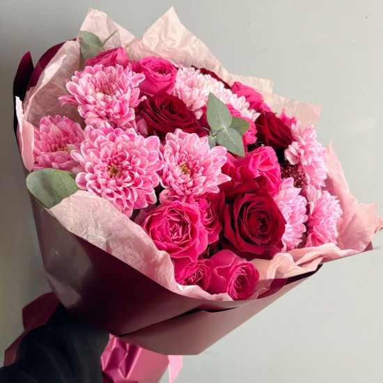 Букет "Тайна цвета" с красными розами Букет "Тайна цвета" с красными розами