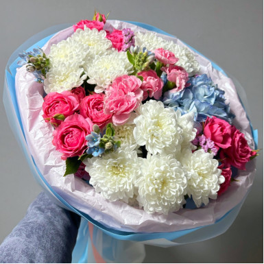 Букет "Озеро любви" с гортензией и кустовой розой
