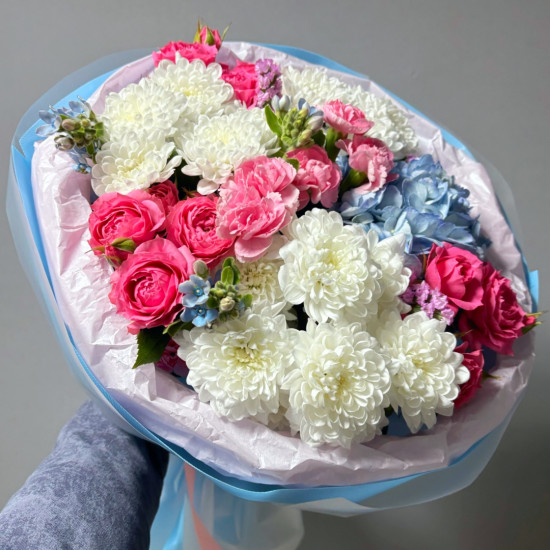 Букет "Озеро любви" с гортензией и кустовой розой