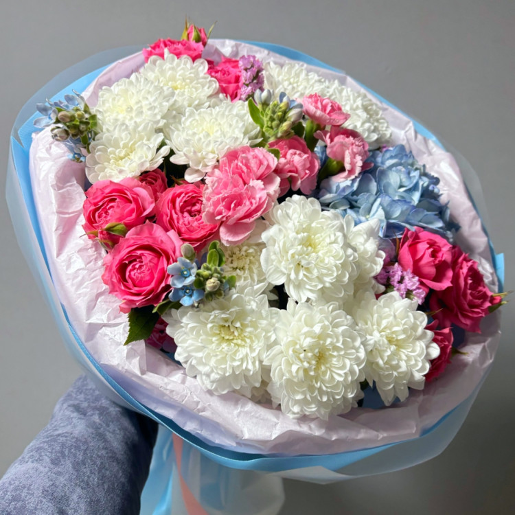 Букет "Озеро любви" с гортензией и кустовой розой