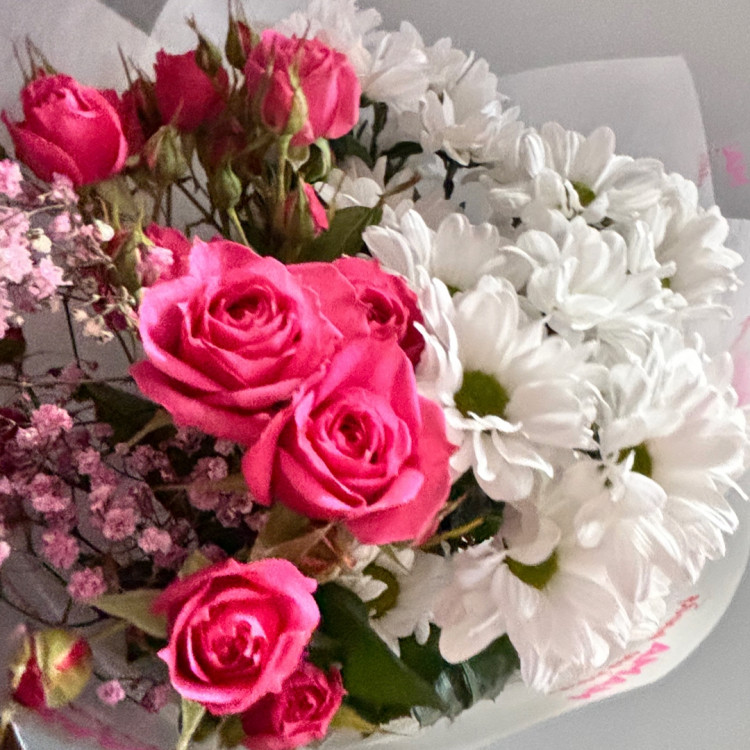  Недорогой букет для мамы с кустовой розой