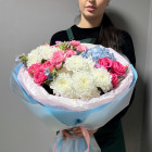 Букет "Озеро любви" с гортензией и кустовой розой