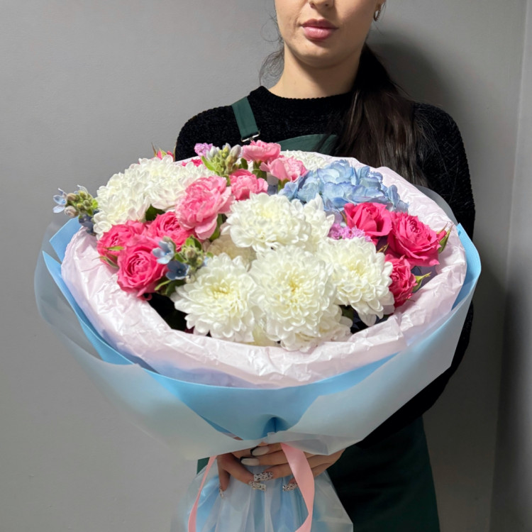 Букет "Озеро любви" с гортензией и кустовой розой