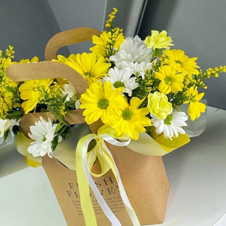 Цветы в сумочке "Жёлтое солнышко" из хризантем Цветы в сумочке "Жёлтое солнышко" из хризантем
