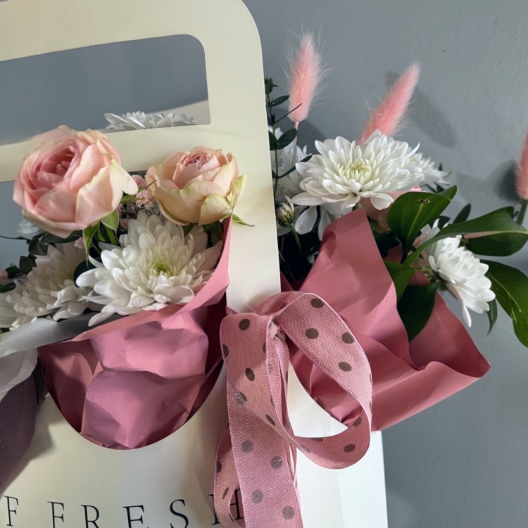 Цветы в сумочке с пионовой розой и хризантемой