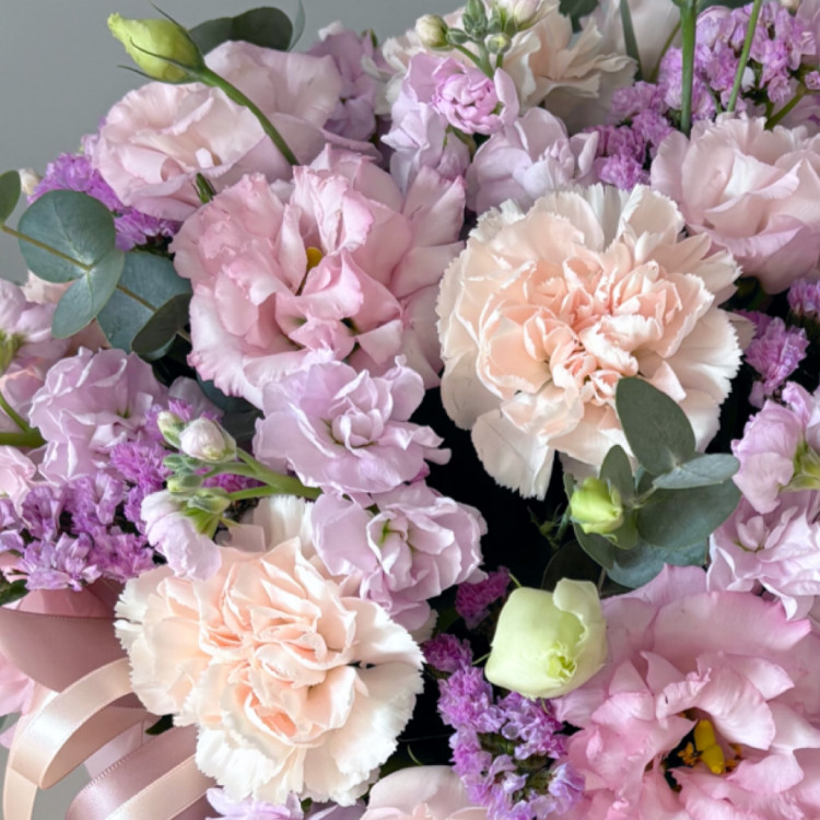 Коробка цветов "Утро Лондона" с эустомой и маттиолой