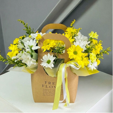 Цветы в сумочке "Жёлтое солнышко" из хризантем Цветы в сумочке "Жёлтое солнышко" из хризантем