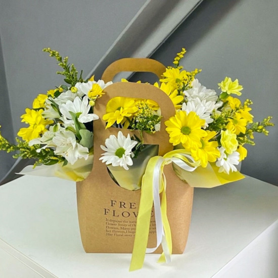 Цветы в сумочке "Жёлтое солнышко" из хризантем Цветы в сумочке "Жёлтое солнышко" из хризантем