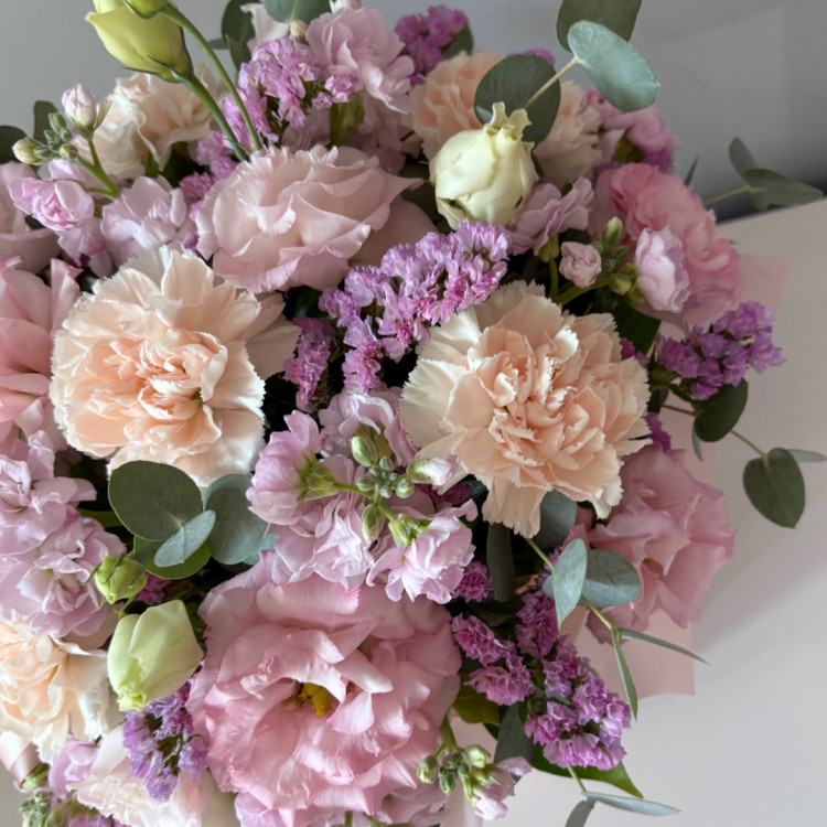 Коробка цветов "Утро Лондона" с эустомой и маттиолой